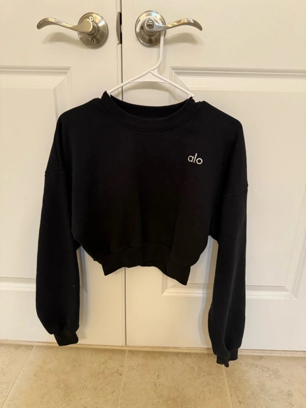 ALO Yoga Black Cropped Crew Sweatshirt - Picture 1 of 3